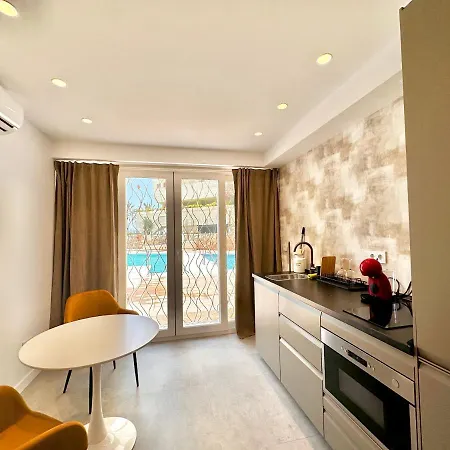 Loft 18 Beachfront Center 4* Μαρμπέλλα